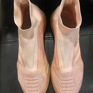 Addis’s predictor 18 plus futsal cleats i great condition!